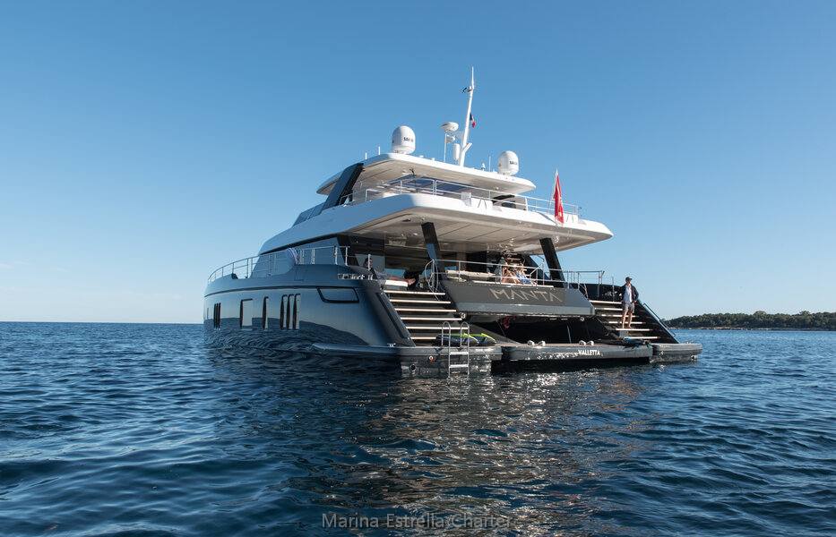 Catamarán EN CHARTER, de la marca Sunreef Yachts modelo Power 80 y del año 2022, disponible en Marina di Porto Cervo  Italia-Cerdeña Italia